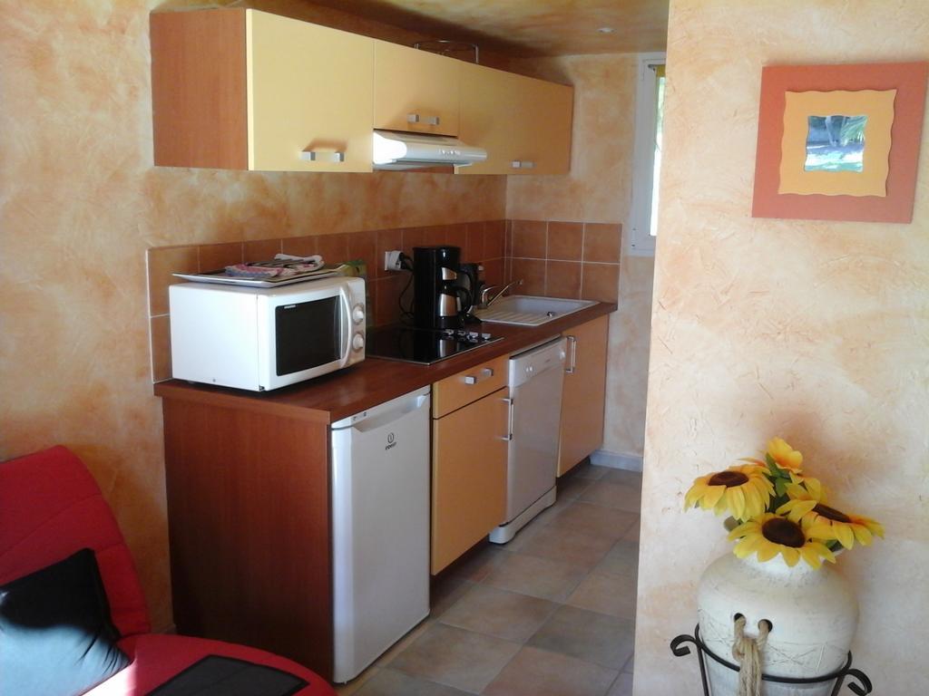 Mas Des Lys Hotell Roquebrune-sur Argens Rum bild